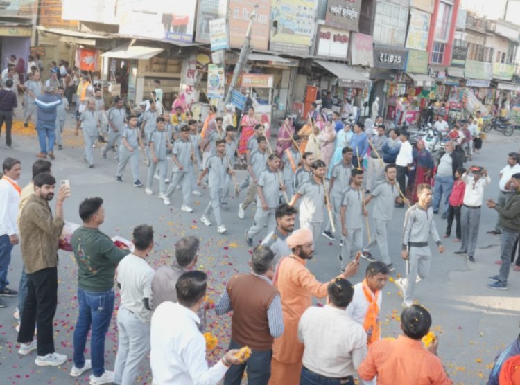 कदम से कदम मिलाकर घोष की धुन पर चले कार्यकर्ता