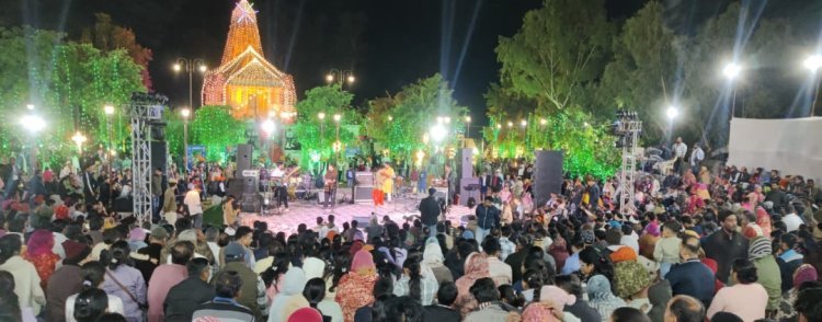 दीपदान एवं सांस्कृतिक प्रस्तुतियों ने मन मोहा*