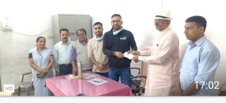 चिकित्सालय विकास हेतु 1.50 लाख रुपये का चेक सौंपा