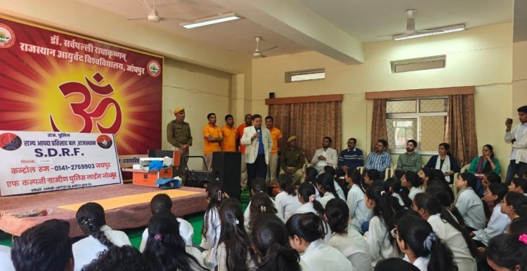 एस डी आर एफ की प्लाटून कमाण्डर ने दिया प्रशिक्षण।