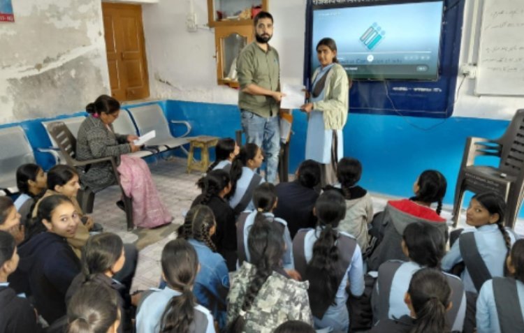 ईएलसी के माध्यम से हो रहे नव मतदाता पंजीकृत