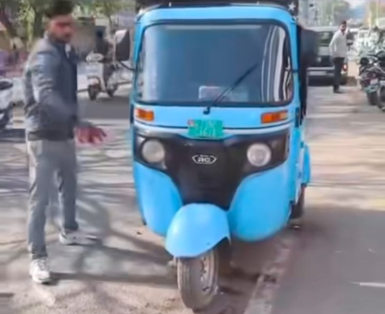 ओटो चालक मालिक ने बैट्री वाली रिक्शा को किया आग के हवाले