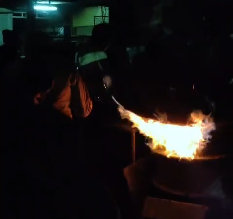 ओटो चालक मालिक ने बैट्री वाली रिक्शा को किया आग के हवाले