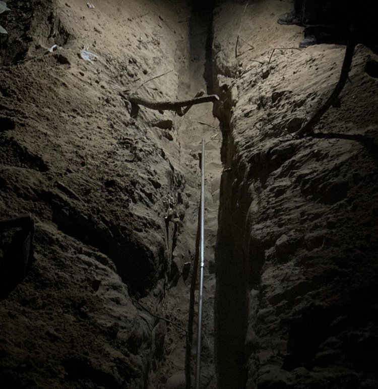 रात के अंधेरे में हाईवे के नीचे सुरंग बनाकर अवैध जल कनेक्शन