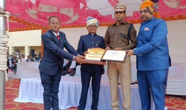 सोजत रोड कस्बे के पीएम श्री राउमावि के प्राचार्य चेला राम वारेसा को 77वें गणतंत्र दिवस पर उपखंड प्रशासन सोजत द्वारा सम्मानित किया गया