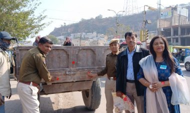 सड़क सुरक्षा हेतु रिफ्लेक्टर अभियान