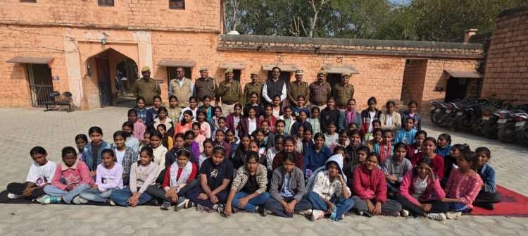 खाकी से संवाद और कानून का पाठ