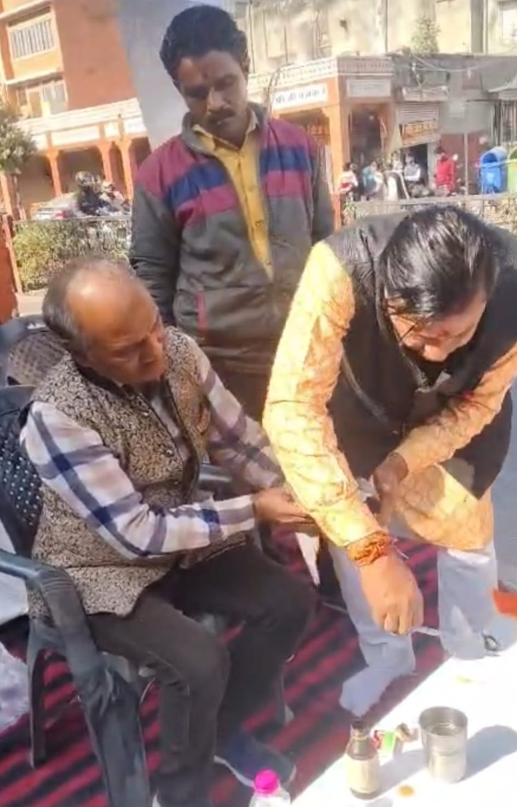 मूक पक्षियों की सेवा ही बड़ी सेवा         