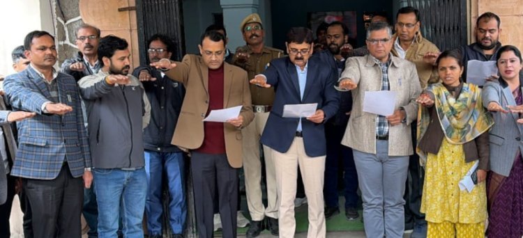 राष्ट्रीय गीत गायन व शपथ दिलाई*