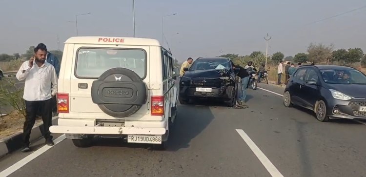 जयपुर रोड़ पर टेक्सी व कार में टक्कर     