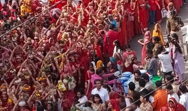 हजारों महिलाएं कलश धारण कर चली शोभायात्रा में