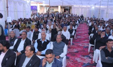 नवीन कार्यकारणी को माननीय न्यायाधिपति माथुर द्वारा दिलाई शपथ 