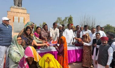 पायलट की जयंती पर दौसा विधायक ने जरूरतमंद लोगों को फल और कंबल किए वितरित