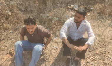 कार झील में गिरी दो को बचाया   