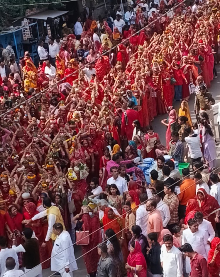 हजारों महिलाएं कलश धारण कर चली शोभायात्रा में