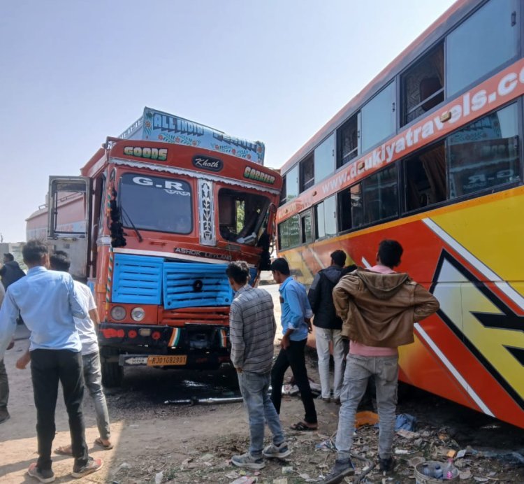 पचपदरा बाइ पास पर बस वह ट्रक की टक्कर कई घायल