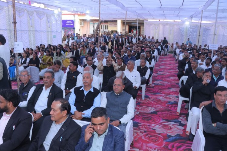 नवीन कार्यकारणी को माननीय न्यायाधिपति माथुर द्वारा दिलाई शपथ 