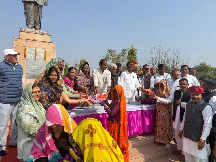 पायलट की जयंती पर दौसा विधायक ने जरूरतमंद लोगों को फल और कंबल किए वितरित