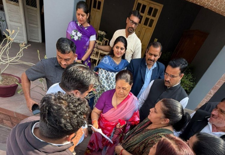 पूर्व मुख्यमंत्री राजे को सौंपा ज्ञापन