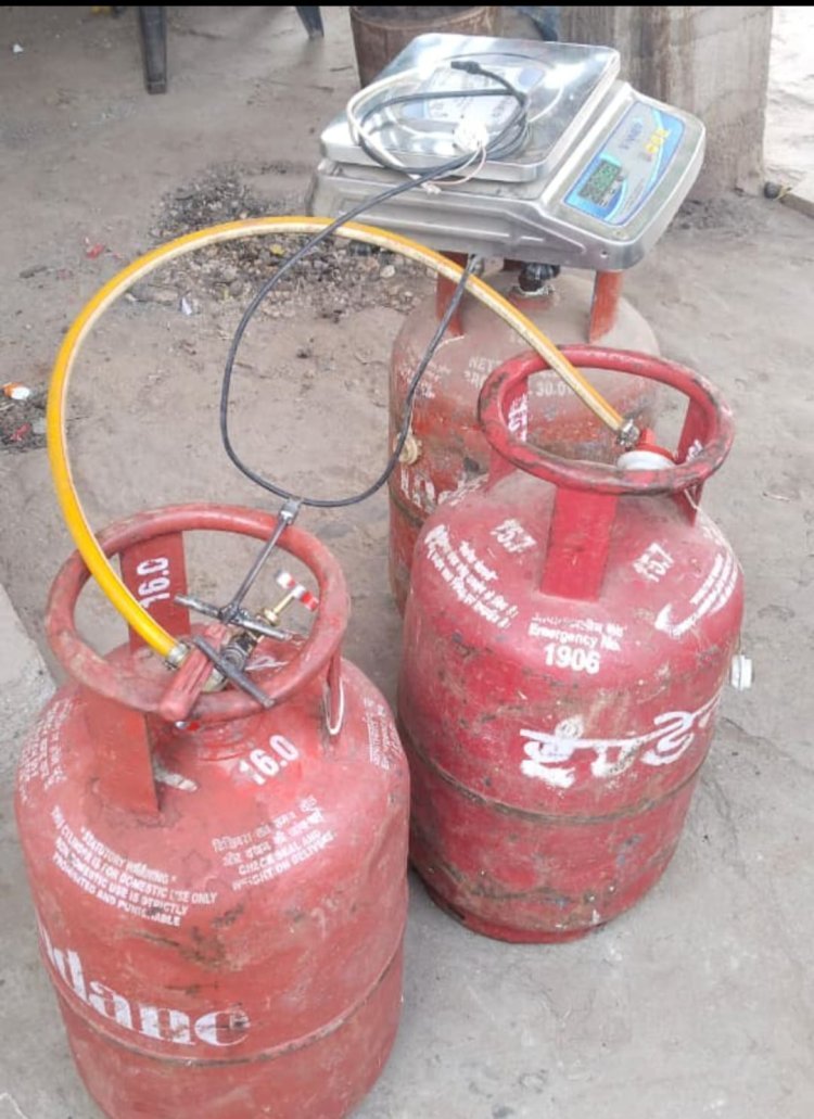 घरेलू गैस सिलेण्डरों की अवैध रिफिलिंग एवं व्यावसायिक दुरुपयोग पर कार्यवाही