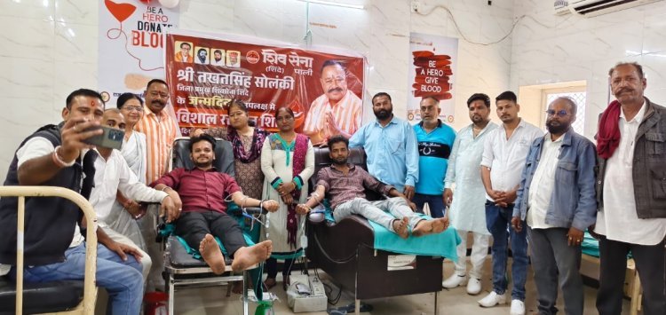 शिव सेनिको ने किया रक्तदान   