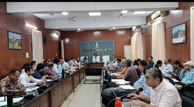 जिला कलक्टर मंत्री ने योजनाओं की प्रगति की समीक्षा  