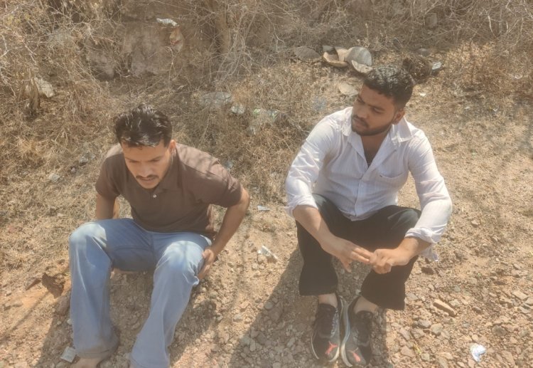 कार झील में गिरी दो को बचाया   