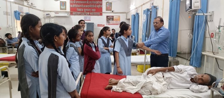 मिल क्षेत्र की छात्राओ ने बांगड चिकित्सालय मे जानी उपचार की प्रक्रिया 