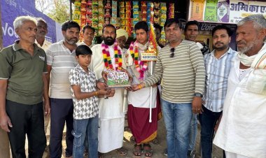 1100 किलोमीटर पद यात्रा कर रहे संत पंडित संतोष कैलाश गिरी जी महाराज का सवराड में स्वागत।