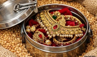 गेहूं के कट्टे में पत्नी ने छिपाए 15 लाख के गहने पति ने बेच दी पूरी बोरी, व्यापारी ने लोटाएं