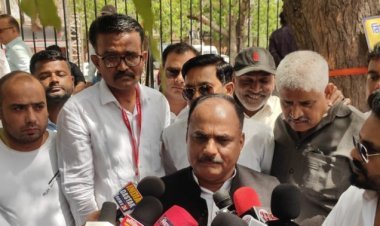 पत्रकारों ने दिया धरना     