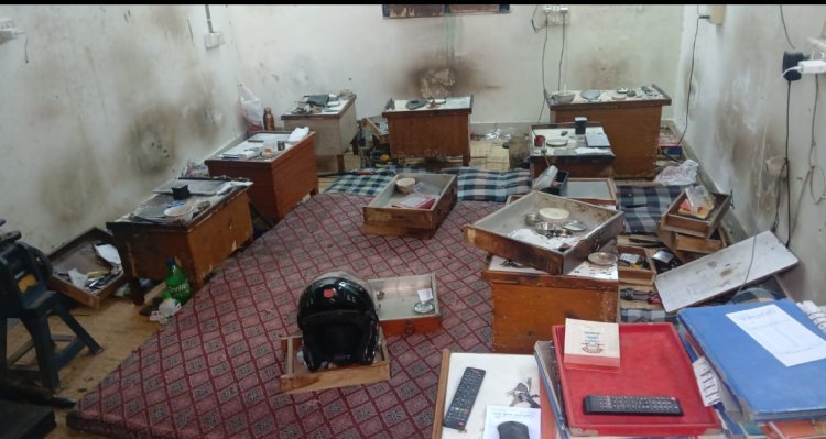 दुकान मे हुई चोरी 