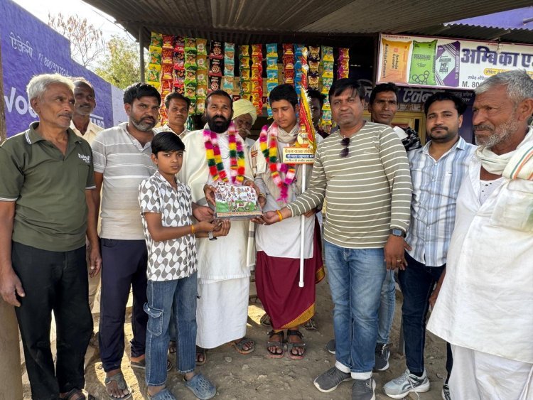 1100 किलोमीटर पद यात्रा कर रहे संत पंडित संतोष कैलाश गिरी जी महाराज का सवराड में स्वागत।