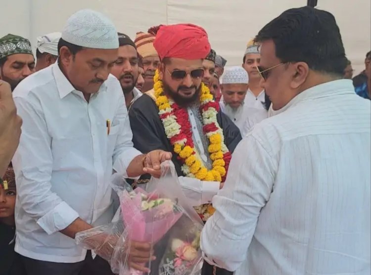 ईद पर नमाज की अदा  कर दीं मुबारकबाद