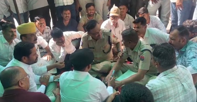 एमडीएम अस्पताल में धरना मंत्री के आश्वासन पर हुआ समाप्त