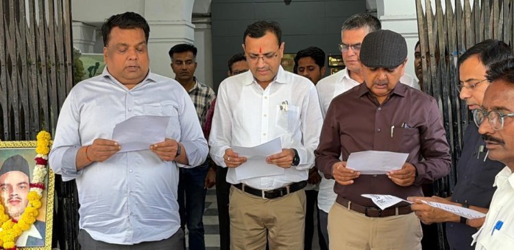 शहीदों को दी श्रृद्वाजंलि ,राष्ट्रगीत का गायन हुआ