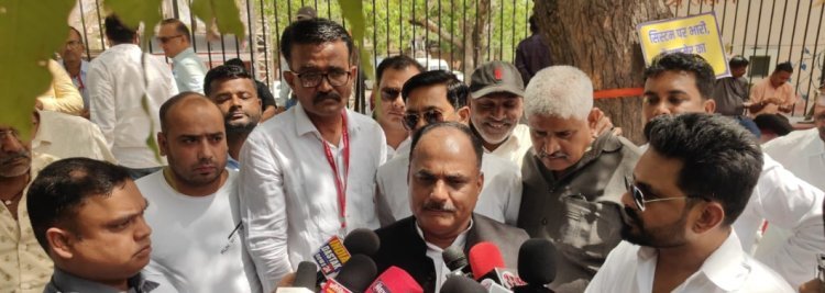 पत्रकारों ने दिया धरना     