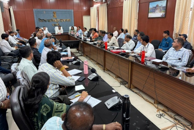 जिला कलक्टर मंत्री ने विभिन्न योजनाओं की समीक्षा