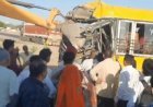 ट्रक ने स्कूल बस को मारी टक्कर 4 बच्चे गंभीर घायल 
