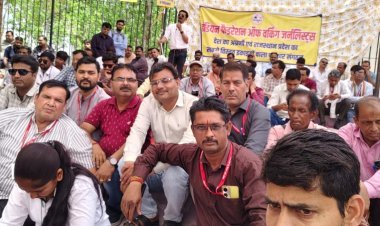 चौथे दिन भी डटे पत्रकार इंसाफ दो या जवाब दो” की गूंज