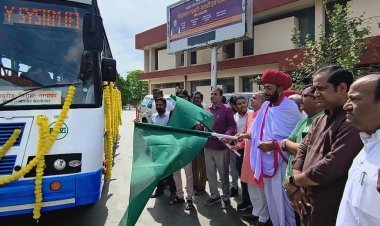 हरी झंडी दिखाकर बसों का शुभारम्भ किया
