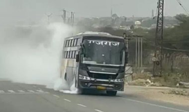 बस में लगी आग 