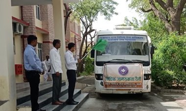 प्राधिकरण सचिव भाटी ने हरी झंडी दिखाकर मोबाईल वैन को किया