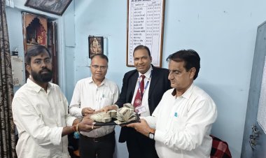 टीटीई ने दिखाई ईमानदारी 2.42 लाख रुपए नकद व लैपटॉप यात्री को लौटाया*