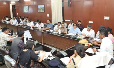 जिला प्रभारी सचिव पी रमेश ने ली समीक्षा बैठक, समयबद्ध एवं प्रभावी क्रियान्वयन के दिए निर्देश’