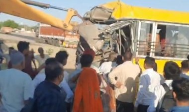 ट्रक ने स्कूल बस को मारी टक्कर 4 बच्चे गंभीर घायल 