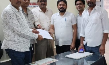 नरेगा कार्मिकों द्वारा मुख्यमंत्री के नाम सौंपा ज्ञापन 