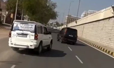 बीच सड़क पर कारों से स्टंट 