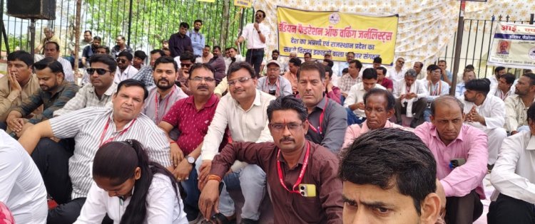 चौथे दिन भी डटे पत्रकार इंसाफ दो या जवाब दो” की गूंज