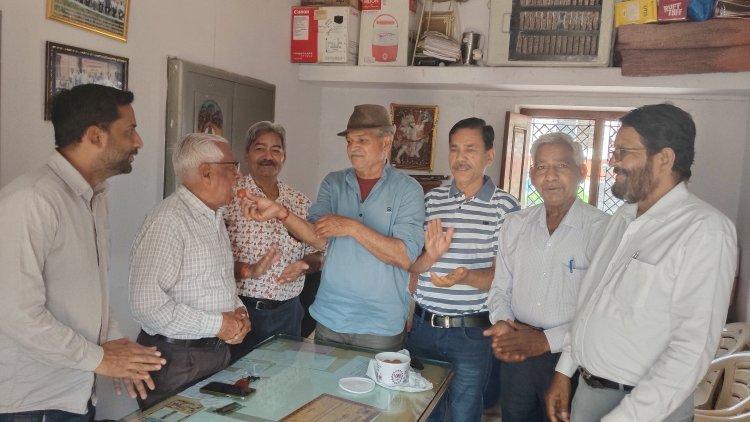 सुप्रीम कोर्ट के फैसले को लेकर स्थानीय पेंशनरों में खुशी   मोयल के 80 प्लस क्लब में शामिल होने पर किया बहुमान 